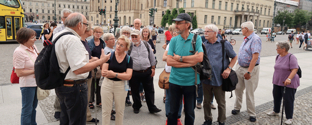 Auf Humboldts Spuren durch Berlin-Mitte mit Ingo Schwarz (2.v.l.)