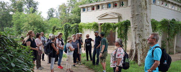 Im Paradiesgarten des Botanischen Gartens der Uni Potsdam, im Hintergrund das Stibadium von König Friedrich-Wilhelm IV.